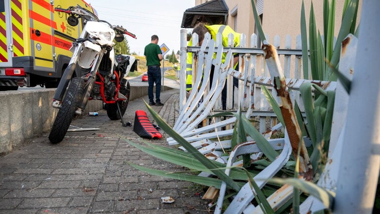 Das Motorrad und der Gartenzaun nach dem Unfall in Spitzkunnersdorf.