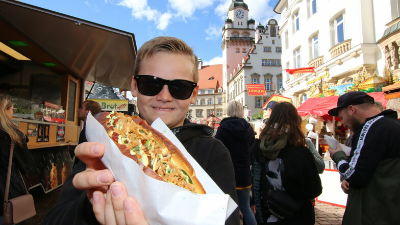 Moritz mag es traditionell und verdrückt einen Hotdog im XL-Format.
