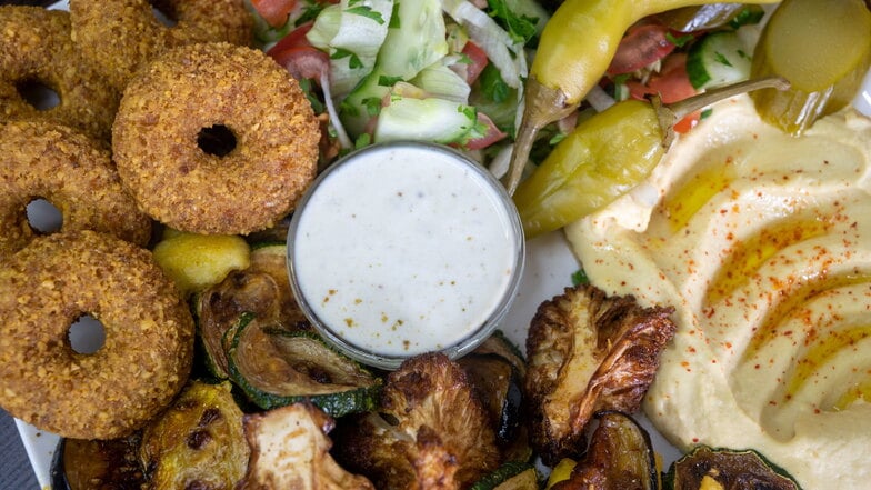 The Falafel Teller from Omas Haus is fully packed with Leckereien: The little ones "Donuts" since Falafel, Bratlinge aus Bohnen or Kichererbsen, on the right is Hummus, Kichererbsen-Muß, zu sehen.