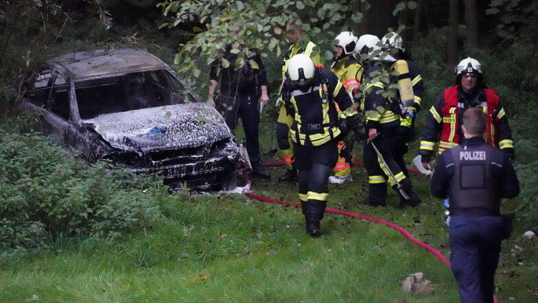 Der Volvo auf einem Grundstück in Sohland brannte vollständig aus. Eine Selbstentzündung schloss schließt die Polizei aus.