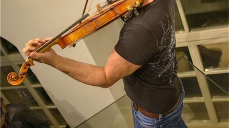 Statt Rammstein-Sound setzte Holger John auf Geigenkunst.