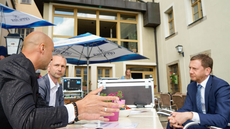 Sachsens Ministerpräsident Michael Kretschmer (rechts) hat Sandro Reichel (Mitte) vom Best Western und André Domsch vom Alten Bierhof in Bautzen besucht. Ganz Sachsen konnte dabei sein - per Facebook-Livestream.
