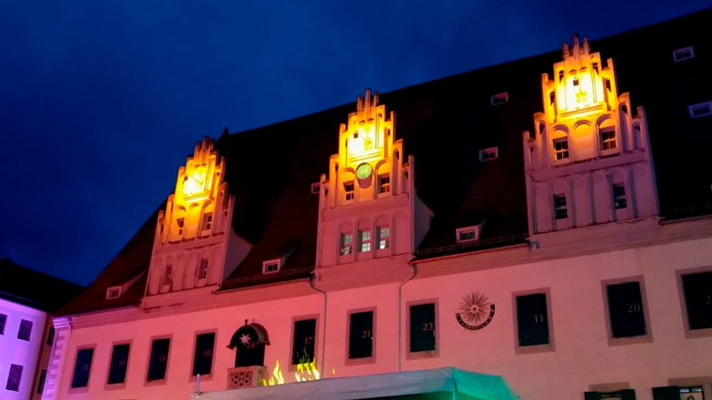 Im gelblichen Licht, das auch energiesparend sein soll, erstrahlt seit letzter Woche das Meißner Rathaus.