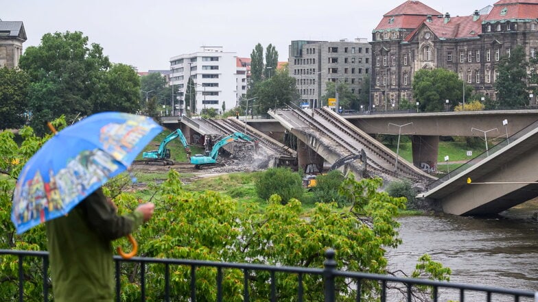 Aufgrund des einsetzenden Dauerregens hat die Zahl der Schaulustigen am Freitagvormittag auf der Brühlschen Terrasse deutlich abgenommen.