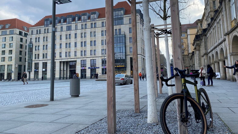 Räder müssen jetzt schnell vom Altmarkt in Dresden entfernt werden.