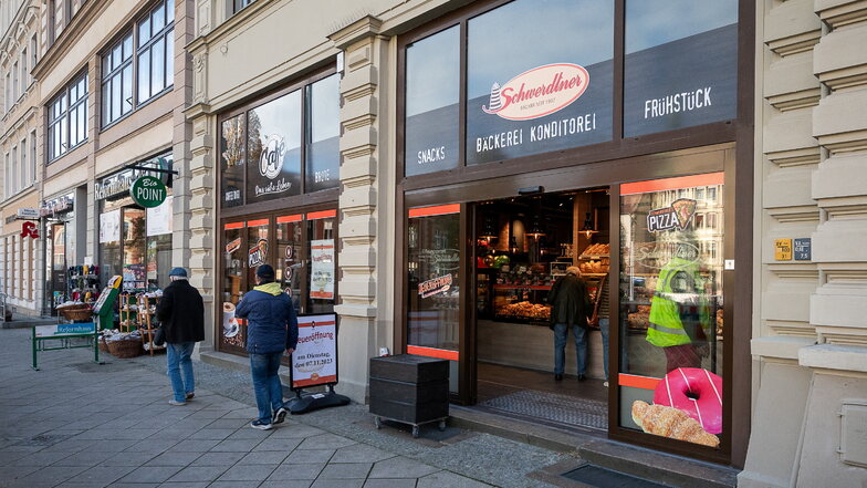 ... die insgesamt 50. Schwerdtner-Filiale. Bis nach Dresden hat die Bäckereikette mit Haupsitz in Löbau mittlerweile erweitert. "Das süße Leben" bietet auch Pizza- und Pastagerichte ...