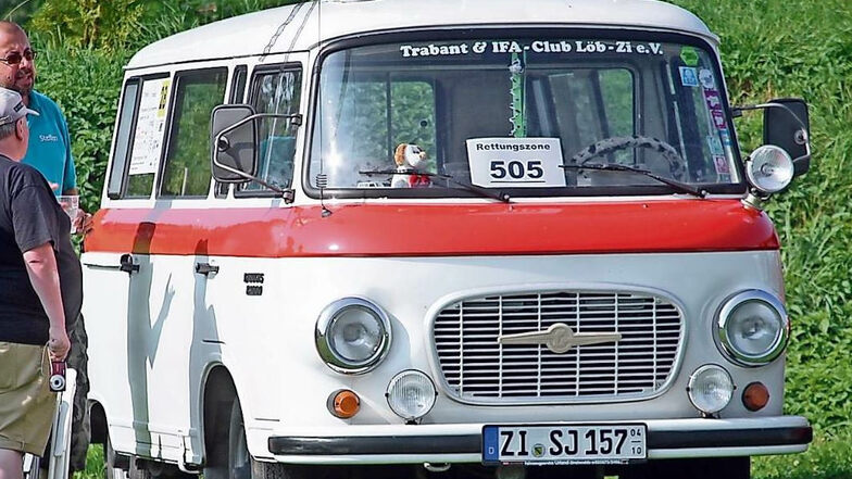 Der Barkas wurde in der DDR auch als Sonderfahrzeug eingesetzt, wie hier beim Rettungsdienst. Außerdem nutzte ihn auch die Feuerwehr gern. Ihre Zahl im Landkreis Görlitz ist innerhalb eines Jahres ganz leicht gesunken. 2018 waren noch 67 Barkas zugelassen, im vergangenen Jahr 65. Der Barkas B 1000 wurde von 1961 bis 1990 im VEB Barkas-Werke in Karl-Marx-Stadt hergestellt.