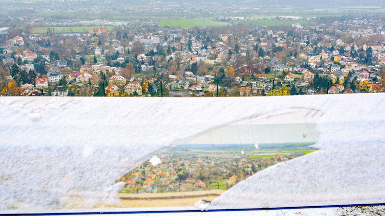 Blick vom Areal am Bismarckturm auf Radebeul. Das dort stehende Panoramabild ist leicht von Schnee bedeckt. Noch zeigen Bild und Originalblick reichlich Grün im Stadtbild auf. Durch eine Grundsteuer C wird dies verschwinden, so die Befürchtung.