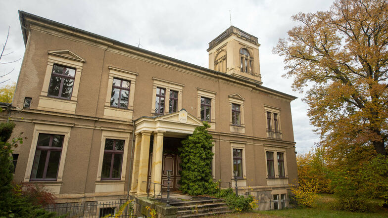 Es sieht nach Jahren des Leerstands nicht danach aus, hat aber eine herrschaftliche Vergangenheit, an die nun angeknüpft werden soll: Schloss bzw. Villa Lützow in Großsedlitz.