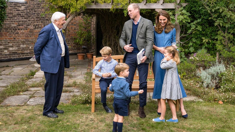 Prinz William (3.v.r), und seine Frau Kate treffen mit ihren Kindern Prinz George (2.v.l), Prinz Louis und Prinzessin Charlotte in den Gärten des Kensington Palace Sir David Attenborough, Tierfilmer und Naturforscher aus Großbritannien.