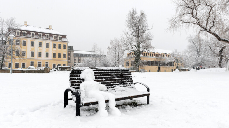 Ganz entspannt sitzt diese zerbrechliche Schneefrau auf einer Bank am Ufer der Elbe und scheint geradezu dazu einzuladen, ihr doch ein bisschen frostige
Gesellschaft zu leisten. Foto: Imago/Johannes Koziol 