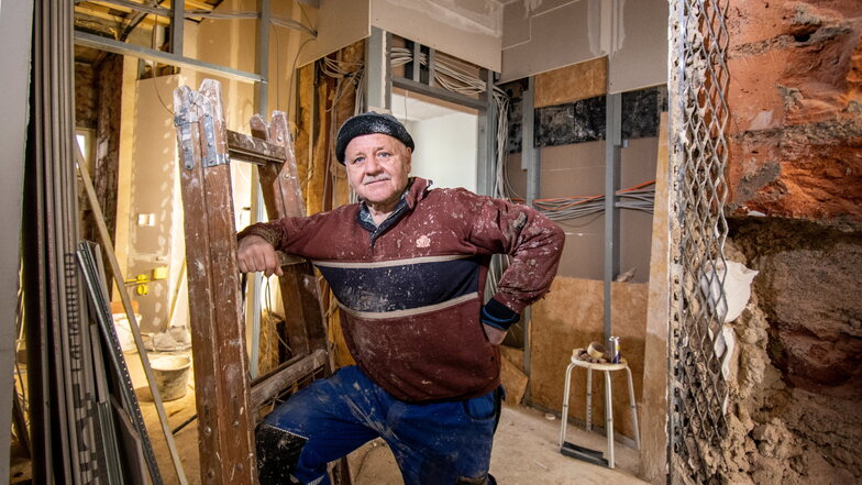 Eigentlich ist Felix Wesolowska im Ruhestand. Aber der 69-Jährige hat noch viel Arbeit mit seinem Haus an der Straße des Friedens, das er nach einem Brand vor fast fünf Jahren Stück für Stück ausbaut.