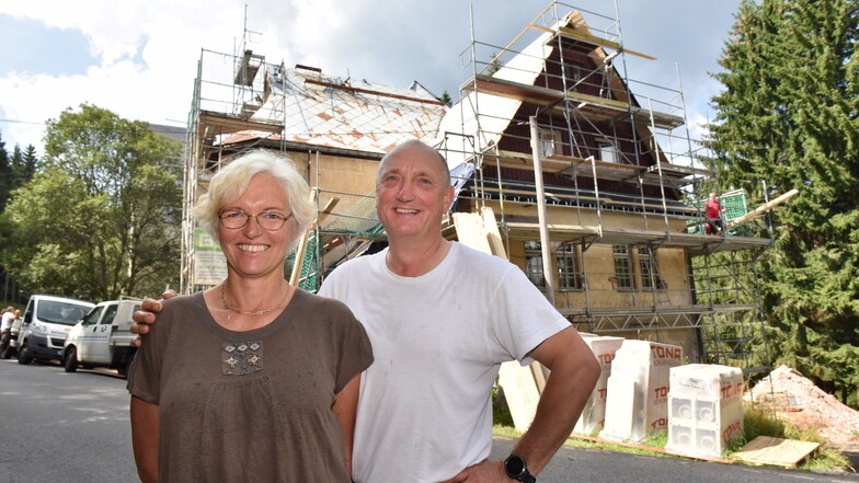 Katja und Udo Hinkel stehen hier vor dem ehemaligen Gebäude der "Stahlwerke Becker" in Zinnwald, das sie sanieren und zum Wohnhaus umbauen.