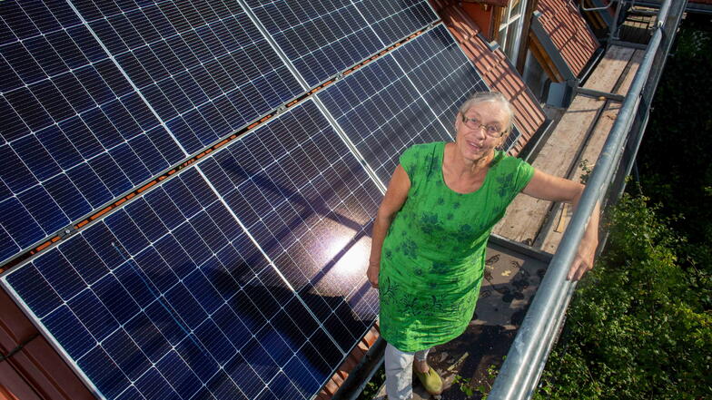 In Nebelschütz gibt es schon eine Solaranlage auf dem Dach des Gemeindezentrums. Elke Altmann von der Energiegenossenschaft Lausitz weiß aber, dass noch mehr getan werden muss.