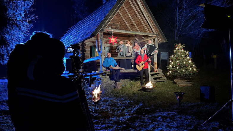 "Sichtbar bleiben." Die Bimmelbah' Musikanten bei Dreharbeiten für die Heilig-Abend-Show des MDR im Wald bei Sayda.