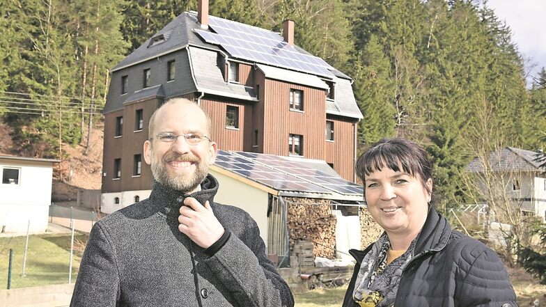 Sabine Michel und Gunnar Leitte stehen hier vor dem Sitz ihrer Solartechnikfirma in Dönschten. Um bekannter zu werden, gehen die neuen Geschäftsführer auf die Messe „Haus 2019“ nach Dresden.