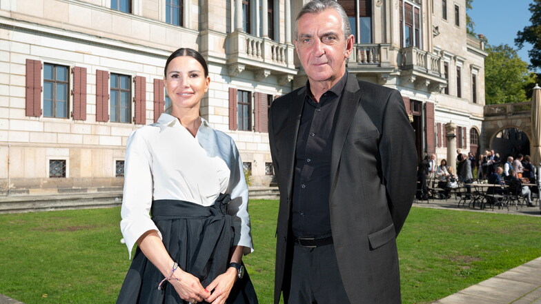 Preisträgerin mit Laudator: Teresa Enke und Ralf Minge auf Schloss Albrechtsberg.