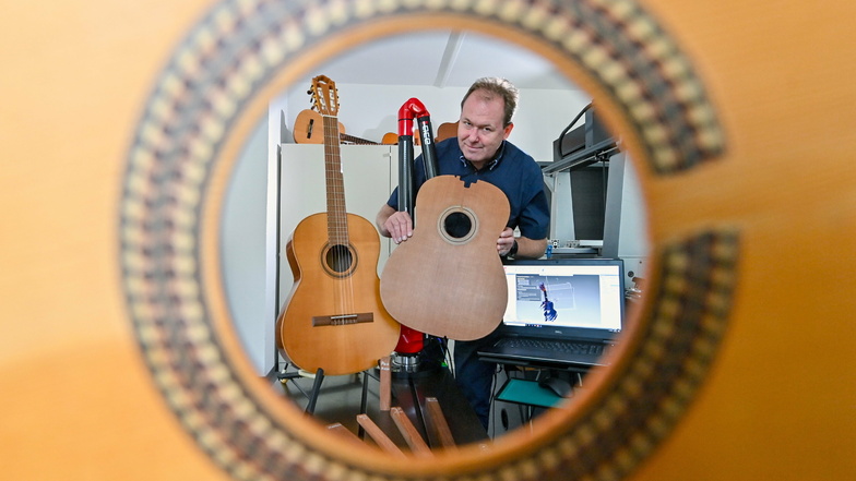 An einem hochmodernen 3-D-Laserscanner steht Holger Schiema, Geschäftsführer des Instituts für Musikinstrumentenbau, mit einer Gitarrendecke. Im Vogtländischen Musikwinkel gehen die Wissenschaftler auf die Suche nach Ersatz für altbewährte Materiali