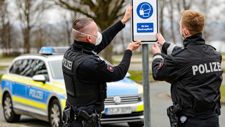 Polizeibeamte kontrollieren auf dem Parkplatz am Nordufer des Salzgittersee.