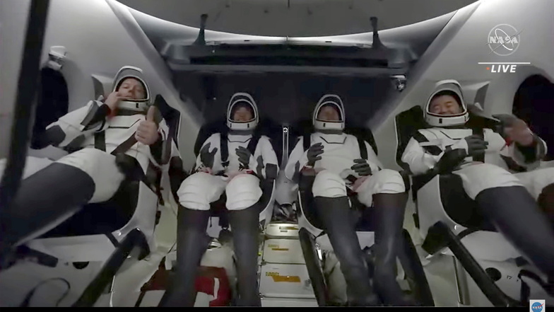 Ohne funktionierende Toilette an Bord ihres "Crew Dragon" sind vier Astronauten von der ISS zurück zur Erde geflogen.