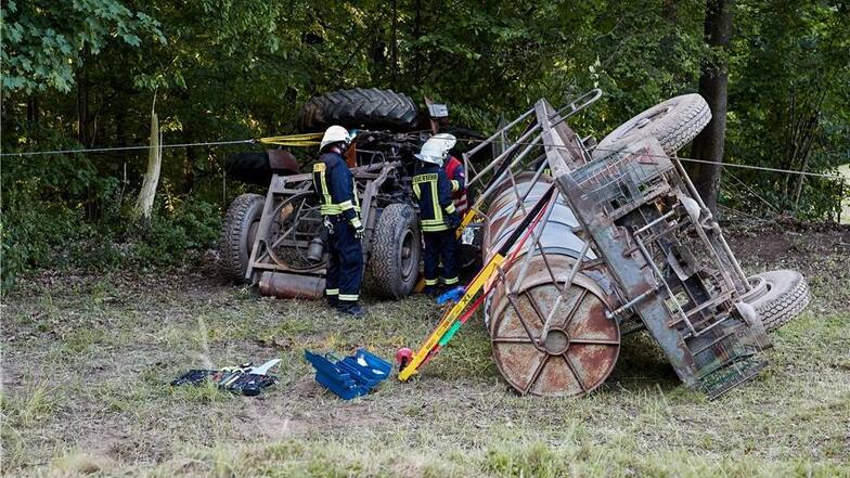 Der Fahrer (76) wurde unter dem Führerhaus des Traktors eingeklemmt und verstarb vor Ort.