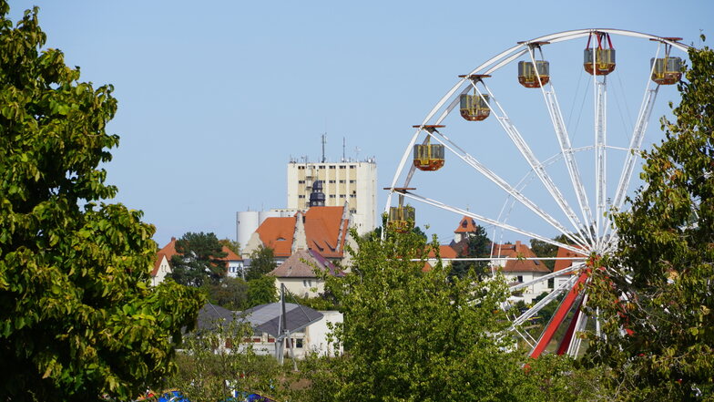 Riesenräder gibt es beim Tag der Sachsen in Riesa gleich mehrere. Dieses steht in der Delle vor der Sachsenarena. Im Hintergrund: Das ehemalige Muskator-Werk an der Elbe.