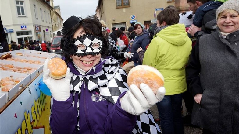 Zu Fasching und Karneval dürfen Pfannkuchen nicht fehlen. Uta Hermsdorf verteilt die Berliner an die Kinder.