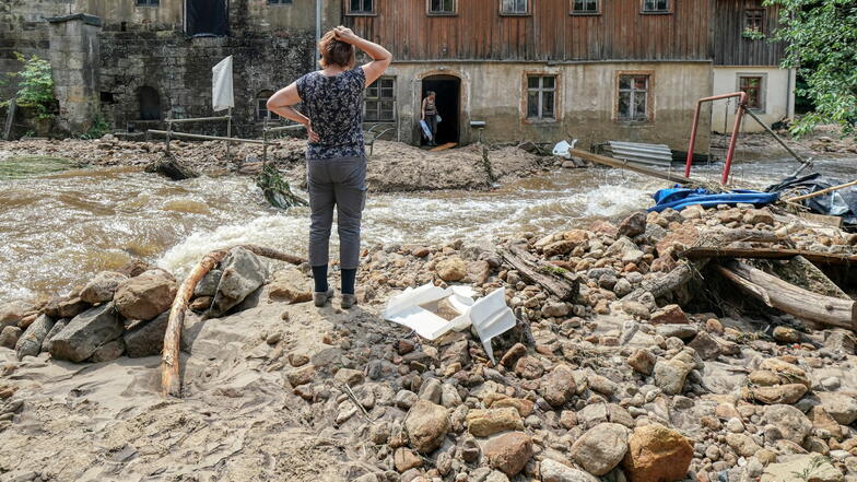 Auch in Sachsen haben Mitte Juli Starkregenfälle Häuser, Grundstücke und Straßen beschädigt – hier in Krippen in der Sächsischen Schweiz.