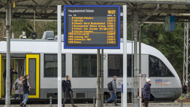 Die Tafel auf dem Döbelner Hauptbahnhof zeigt zwar Abfahrts- und Ankunftszeiten von Bus und Bahn an, aber keine Verspätungen. Busfahrer sollen zwar möglichst auf Züge warten, die sich verspäten. Doch das passiert nicht immer.