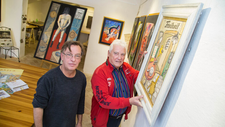 Andreas Neumann-Nochten (l.) zeigt anlässlich seines 60. Geburtstags Bilder aus 30 Jahren in der Galerie Zwoneun, die ihm Ludwig Stalf (r.) in der Görlitzer Hotherstraße 29 zur Verfügung stellt.