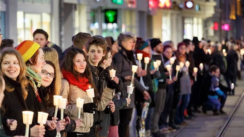 Die Idee einer Lichterkette in Görlitz ist aufgegangen. Hunderte kamen am Freitagabend, weil sie Menschlichkeit wollen.