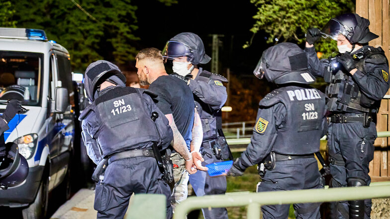 Angriff auf Polizisten: 30 Rechtsextreme wurden am Himmelfahrtstag in Pfaffendorf festgenommen.