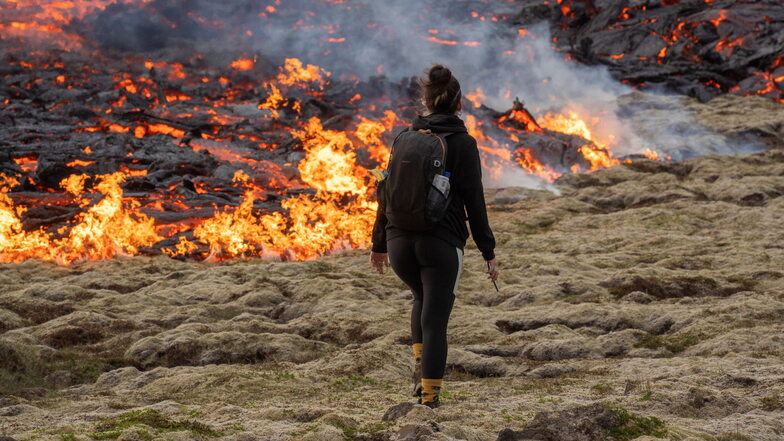 Touristen klettern zum Kraterrand - Island sperrt Gebiet um ausgebrochenen Vulkan