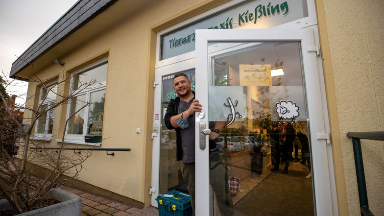 "Mein Beitrag um zu helfen." Tierarzt Thomas Kießling (44) hat seine Possendorfer Praxis einen Nachmittag lang für Corona-Impfungen geöffnet. Die Kanüle führte aber eine Hausärztin.