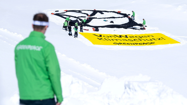 Greenpeace-Aktivisten haben auf dem Gletscher an der Zugspitze ein VW-Logo und ein Banner mit der Aufschrift "Von Wegen Klimaschutz" ausgerollt.