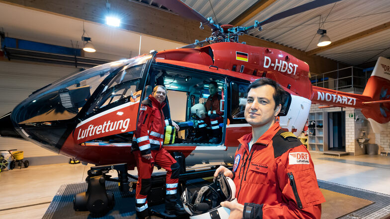 Pilot Sebastian Schröder (r.) ist Leiter der Station der DRF Luftrettung in Bautzen. Sein Team fliegt mit Christoph 62 von Litten aus zu Rettungseinsätzen. Franz Kriegel (l.) ist Notfallsanitäter. Heinz Brehme ist als Notfallmediziner an Bord.