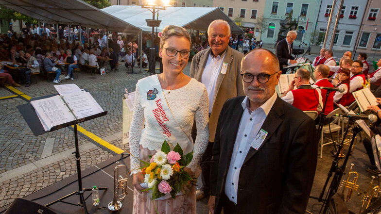 Feierlicher Moment: Das Forstfest in Kamenz wird von Blütenkönigin Julia Petzold, OB Roland Dantz und Volker Schmidt (hinten), dem Vorsitzenden des Forstfest-Fördervereins, eröffnet.