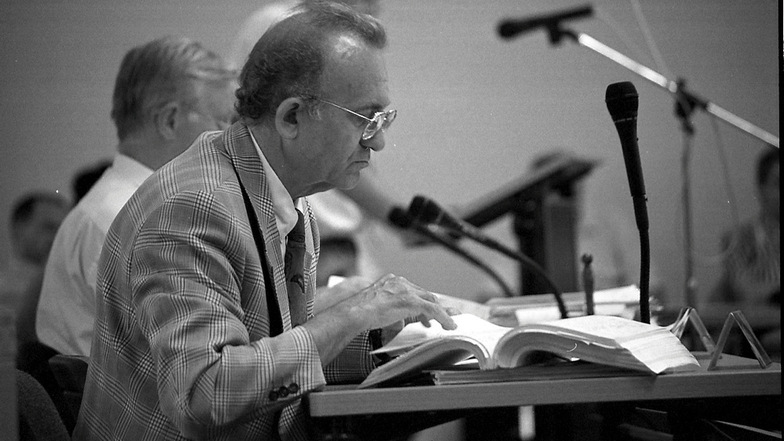 Walter Hamacher war von 1996 bis 2001 Baubürgermeister. Das Foto zeigt ihn bei einer Stadtratssitzung in Akten vertieft.
