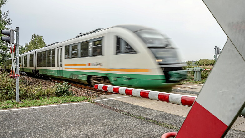 Drei Jugendliche aus einem Wohnheim in Bautzen wollten mit dem Zug nach Görlitz. Da sie keinen Fahrschein hatten, rief eine Zugbegleiterin die Polizei.