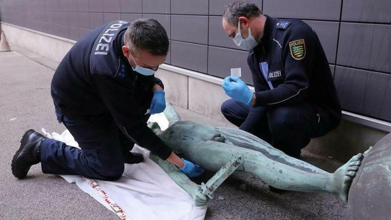 Die Polizei untersuchte die Grabfigur, nachdem die Beamten sie sichergestellt hatten.
