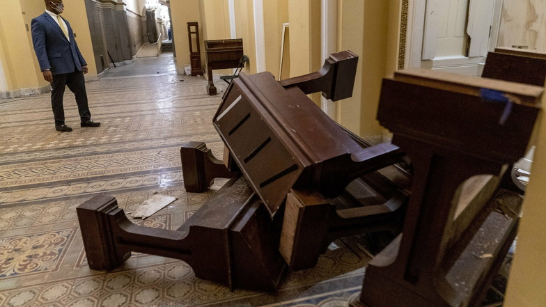 Senator Tim Scott, R-S.C., schaut sich in den frühen Morgenstunden die Schäden an, nachdem Demonstranten am Mittwoch das Kapitol in Washington gestürmt haben.