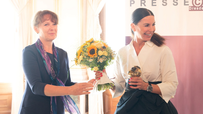 Teresa Enke erhält den Erich-Kästner-Preis von der stellvertretenden Vorsitzenden des Presseclubs Dresden, Sabine Mutschke.