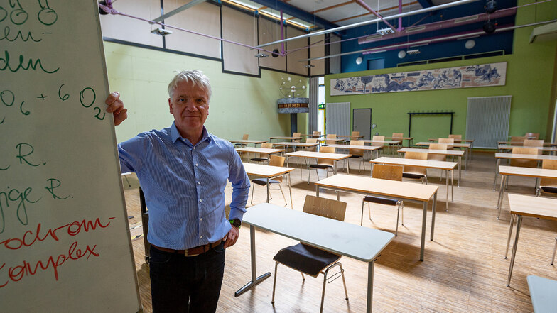 Schulleiter Volker Hegewald allein in der Klasse: Am Montag füllt sich auch das Dippoldiswalder Gymnasium. Um das Wie wird bis zuletzt gerungen.