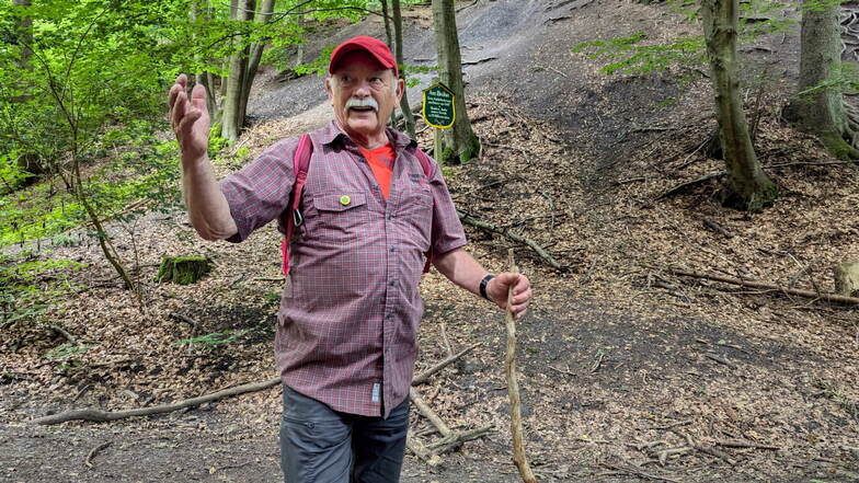 Winni Gehrke führt Wanderer durch den Deister und dabei zu Spuren des Steinkohleabbaus.