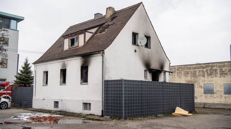Bei dem Brand in diesem Nürnberger Wohnhaus sind vier Kinder und eine Frau ums Leben gekommen.