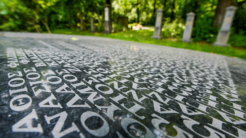 Eine Gedenktafel auf dem Görlitzer Friedhof mit über 120 Namen erinnert an die verstorbenen griechischen Soldaten aus dem Ersten Weltkrieg.