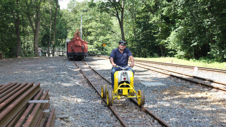 Axel Arlt fährt hier das Schienenmoped, mit dem in den 1960er- und 1970er-Jahren die Eisenbahner die Strecke kontrolliert haben.