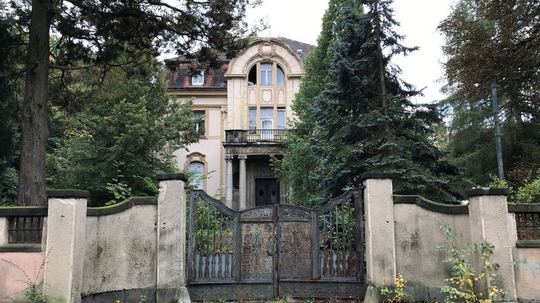 Unweit des Bahnhofs steht auch noch diese Villa ungenutzt. Neugersdorfern ist sie noch als Jugendklub bekannt, den es hier zu DDR-Zeiten wohl gegeben hat.