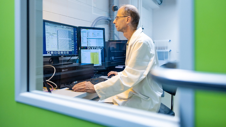 Jens Woytkowiak beschichtet das Material für die riechenden Nanoröhrchen per Tintenstrahldruck im Technologie- und Gründerzentrum Freital.