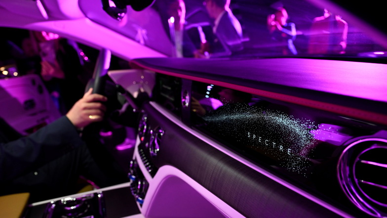 Innenraum des ersten vollelektrischen Fahrzeugs der Marke Rolls-Royce, dem Spectre.